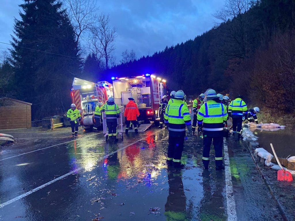 Wasser über Straße in Keller • Freiwillige Feuerwehr der Gemeinde Kirchhundem Wasser über Straße in Keller • Freiwillige Feuerwehr der Gemeinde Kirchhundem