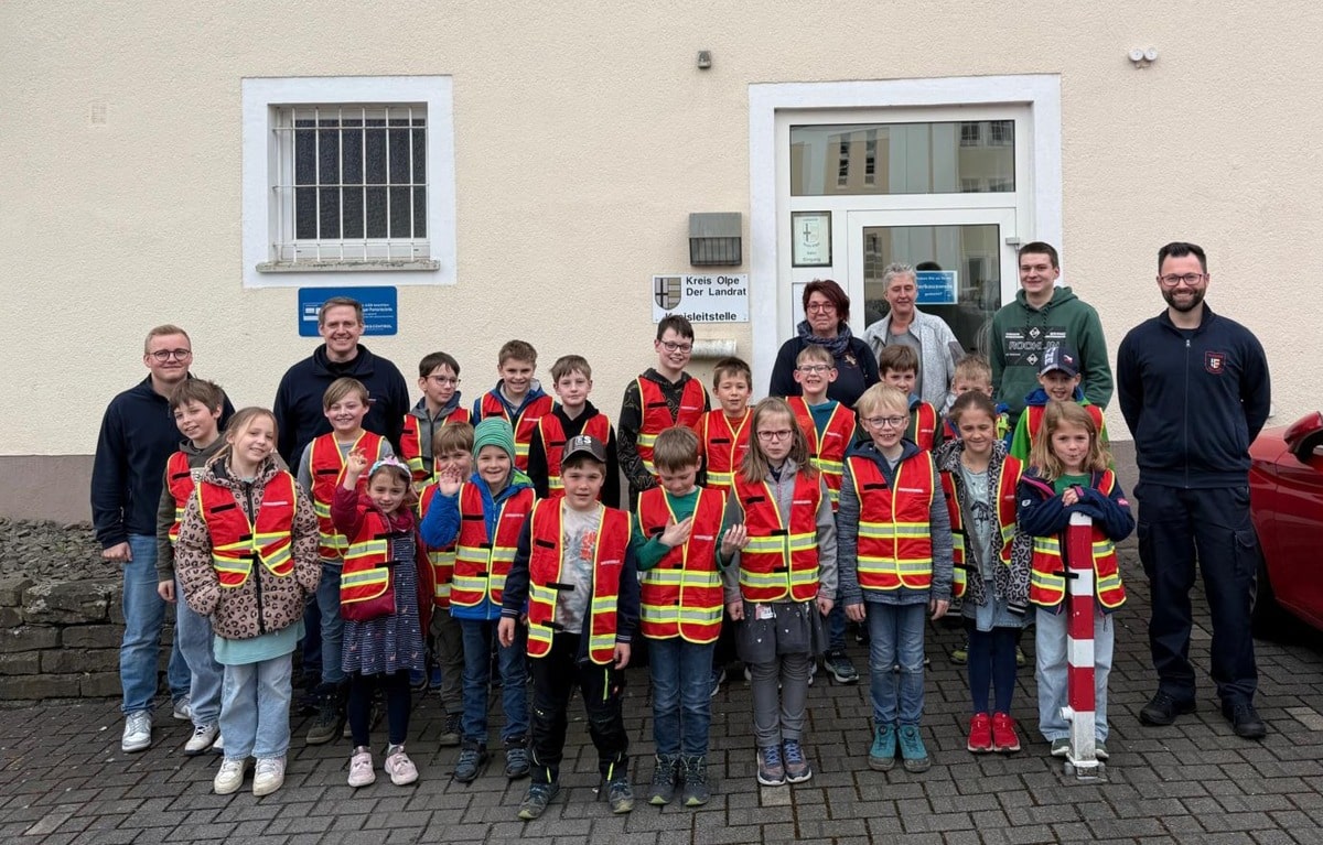 Was für ein cooles Event – Begeisterung bei den “LöschKids Heinsberg” beim Besuch der Kreisleitstelle in Olpe